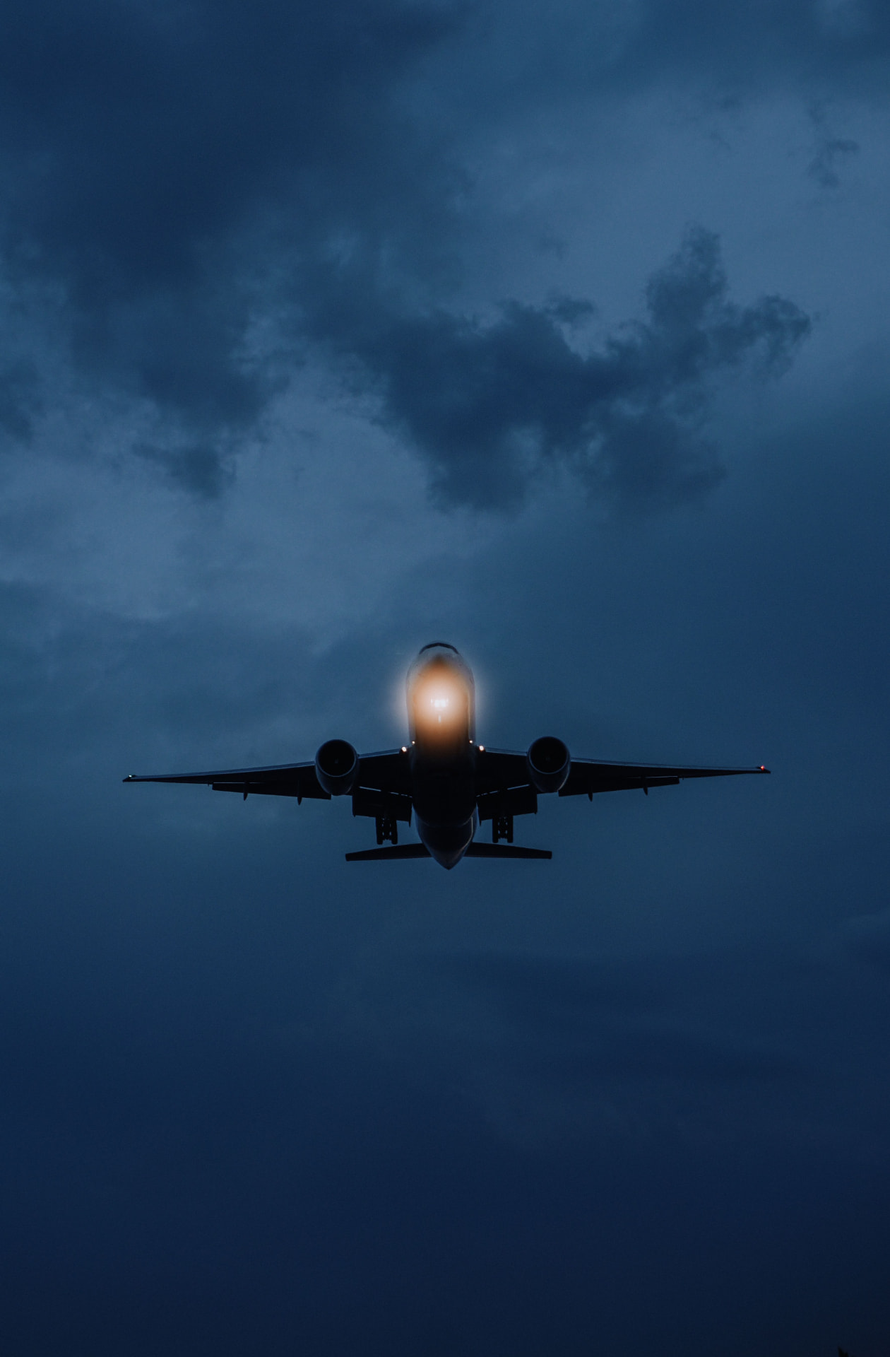 A plane approaching at night
